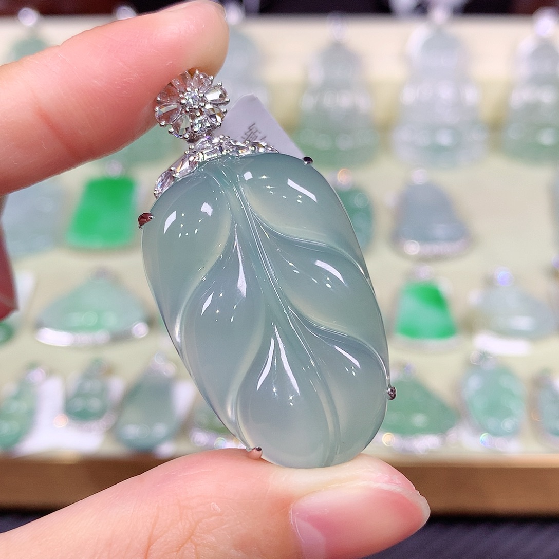 翡翠18K金镶嵌颈饰大叶子