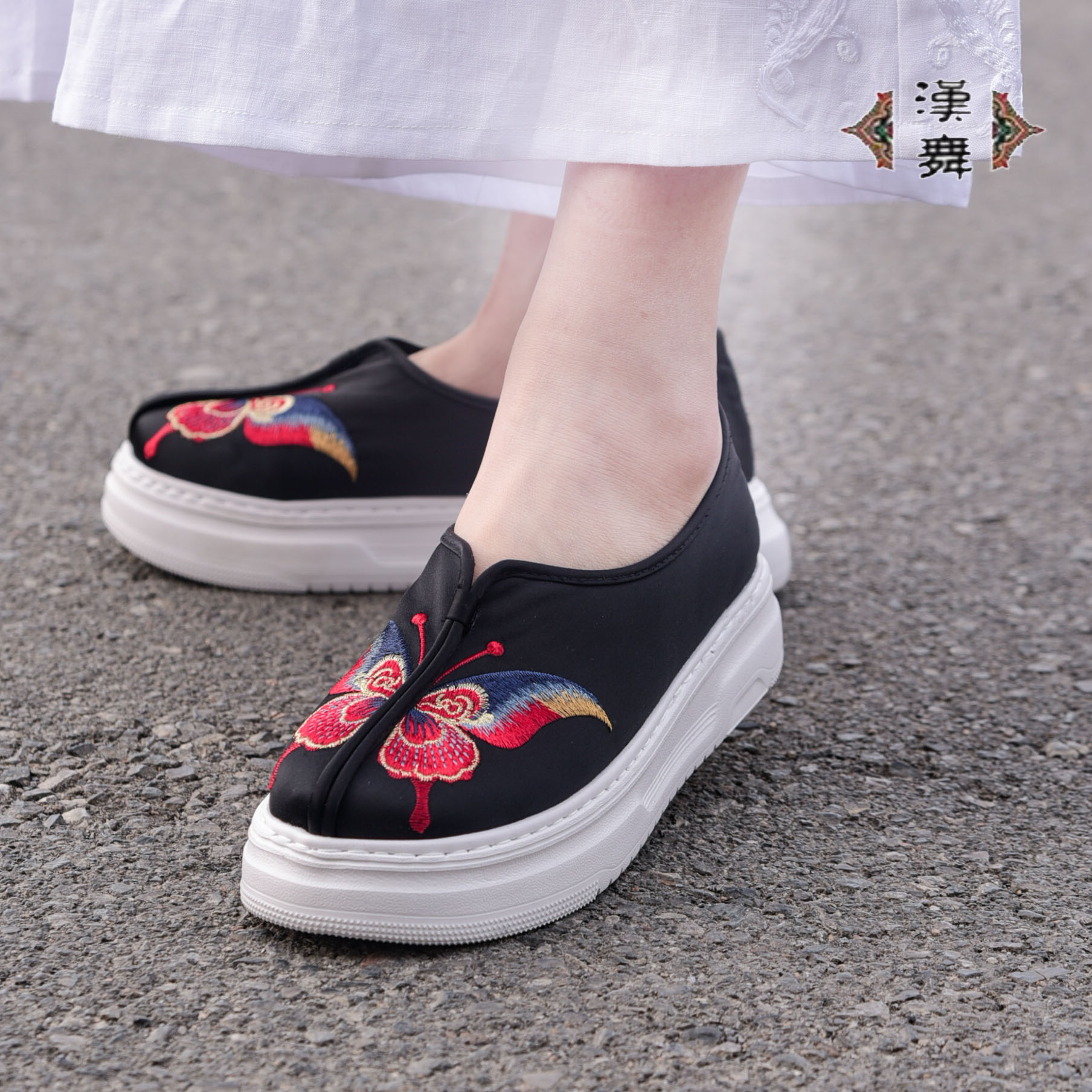 【花飞蝶舞】25年四季新款刺绣休闲松糕高跟软底耐磨防滑运动时尚