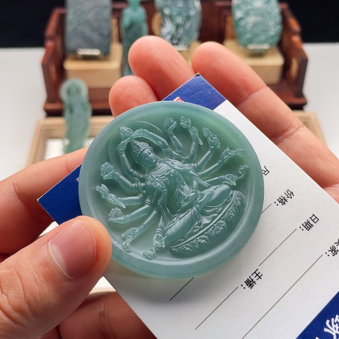 定制翡翠未镶嵌任*千手观音
