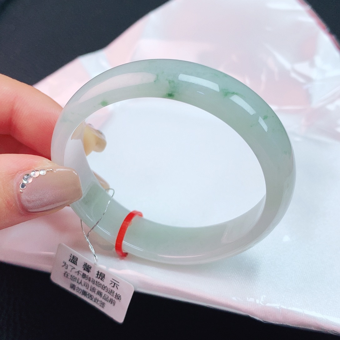 翡翠手镯未镶嵌52贵