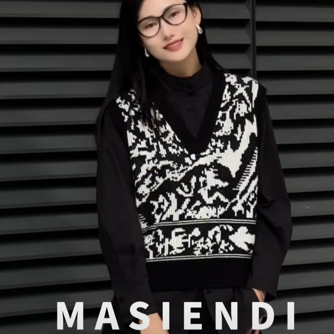 MASIENDI/玛丝恩迪黑白经典套头V领羊毛针织马甲70185