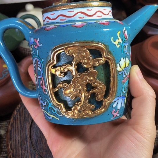 茶壶紫砂原矿泥料手工制作的一把紫砂壶。