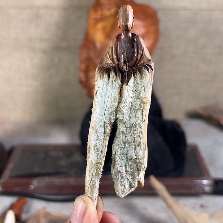 Q***王崖柏崖柏雕刻无相