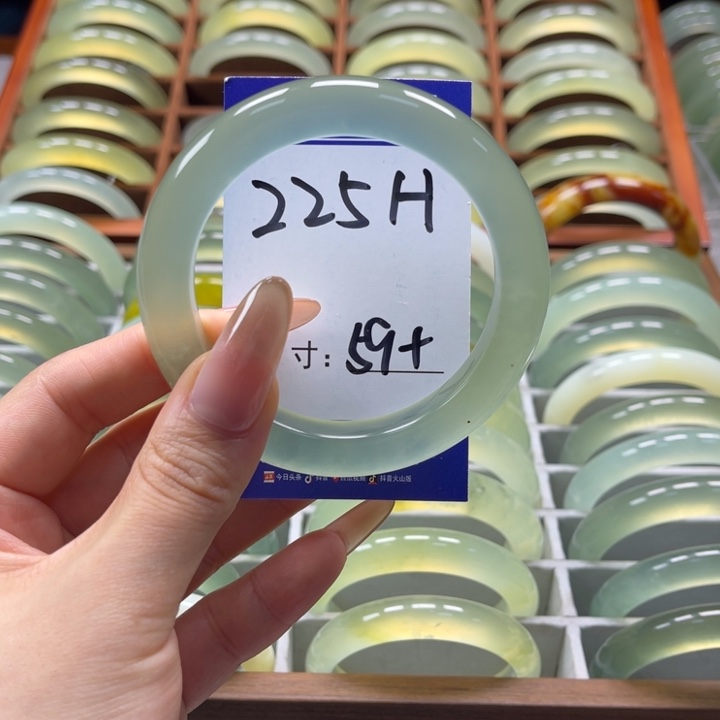 岫玉手镯未镶嵌小****?