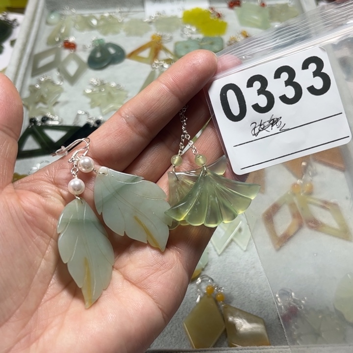 小***珠蛇纹石玉未镶嵌耳饰