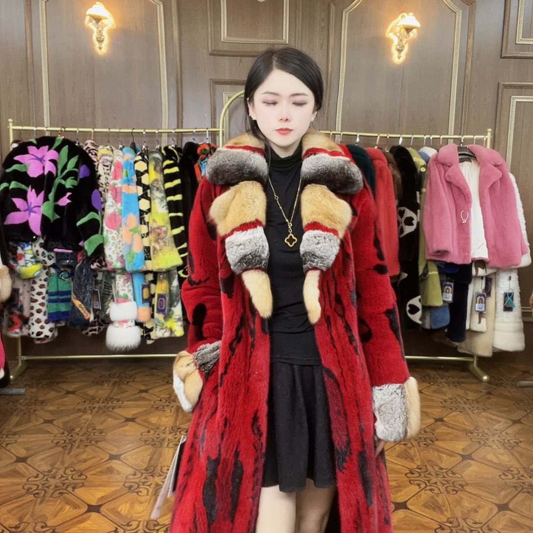 红色黑纹皮草外套