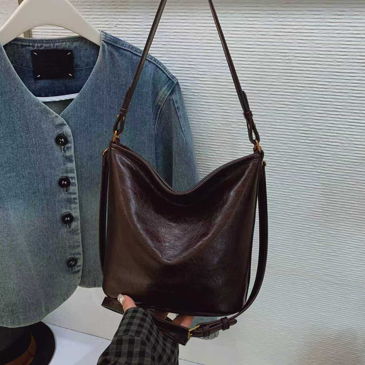 今年流行水桶小包包女式2025新款复古百搭斜挎包高级感腋下通勤包