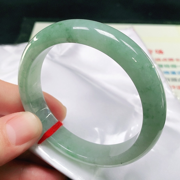 翡翠手镯未镶嵌翡翠手镯未镶嵌