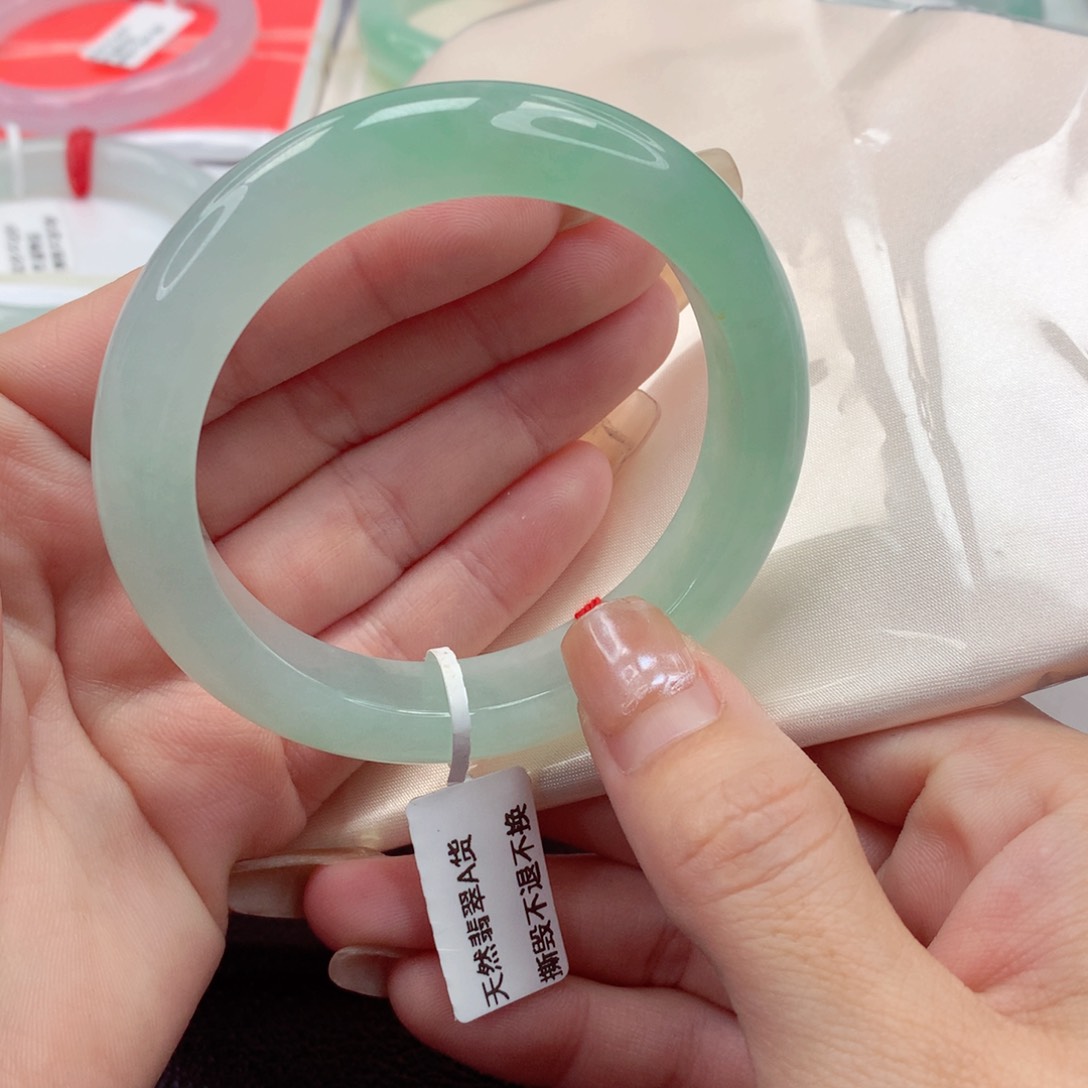 翡翠手镯未镶嵌56圈口 冰透手甜美冰晴绿