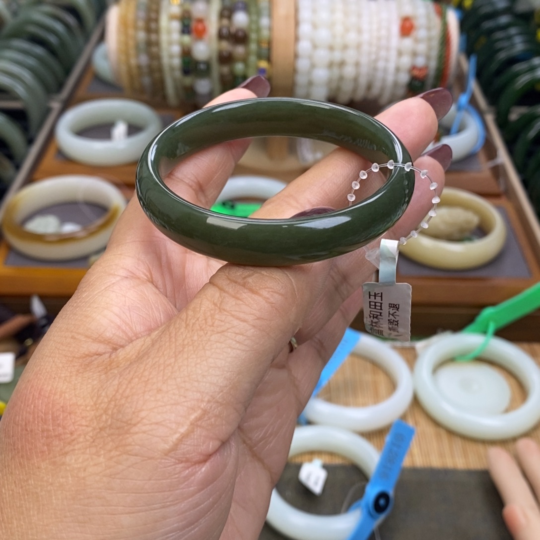 和田玉未镶嵌手镯