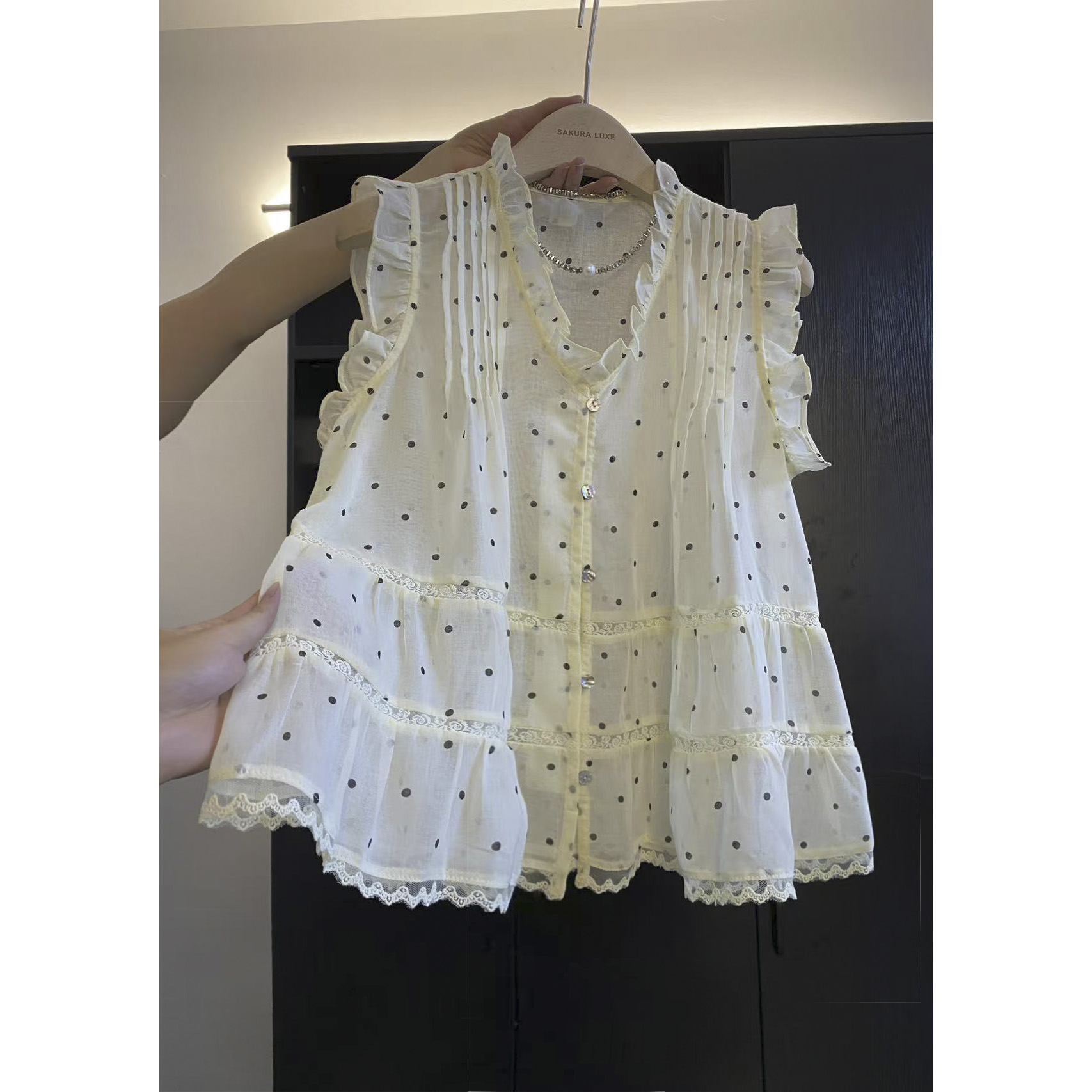 璎婲sᴀᴋᴜʀᴀ【星河梦境】媛原创韩版气质波点单排扣花边V领飞袖衬衫