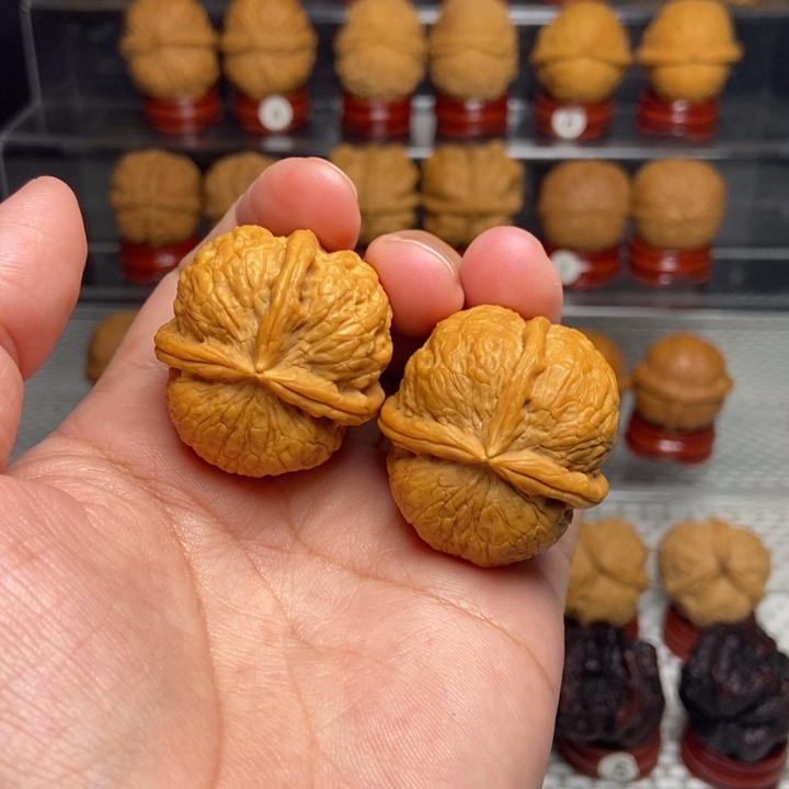 文玩核桃把件聚宝瓶三棱13