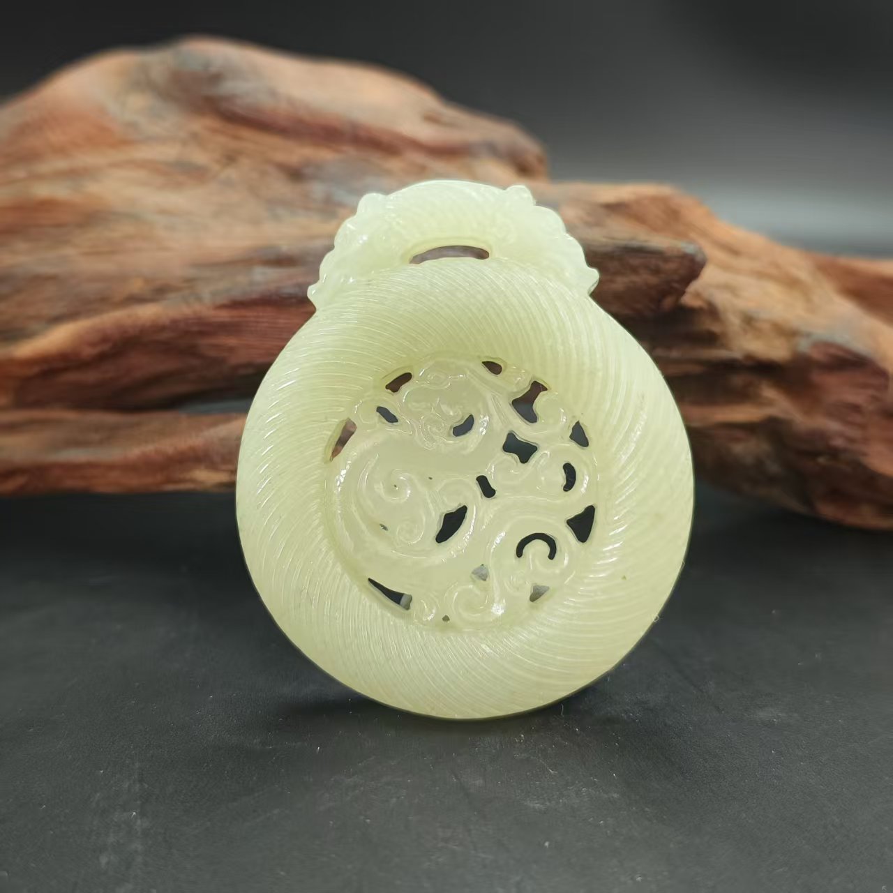 Q和田玉仿古龙吊坠1595