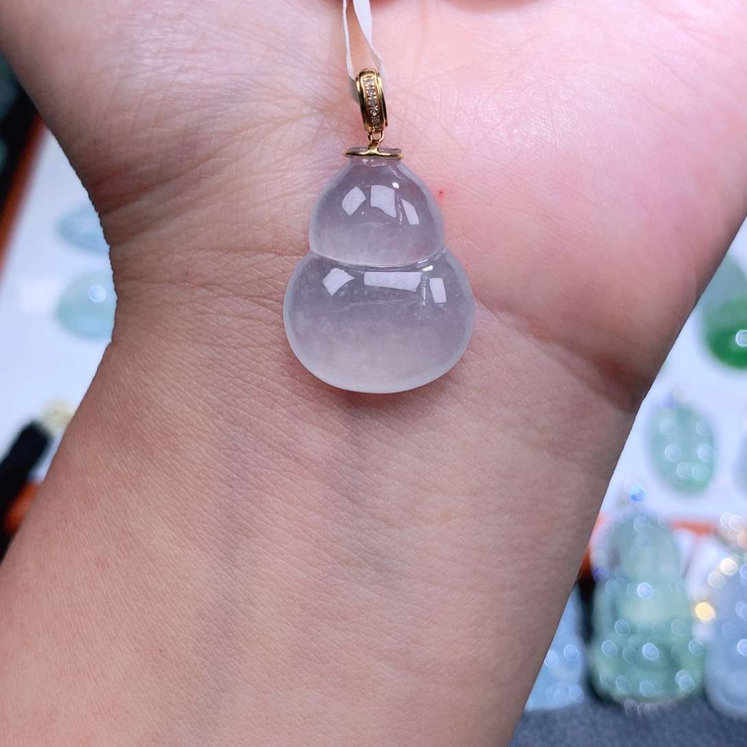 翡翠18K金镶嵌颈饰葫芦