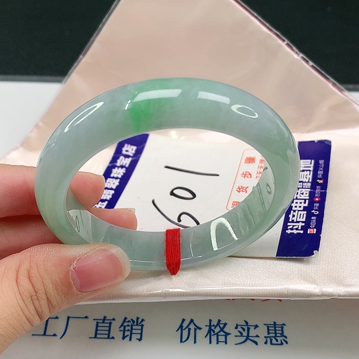 翡翠手镯未镶嵌翡翠