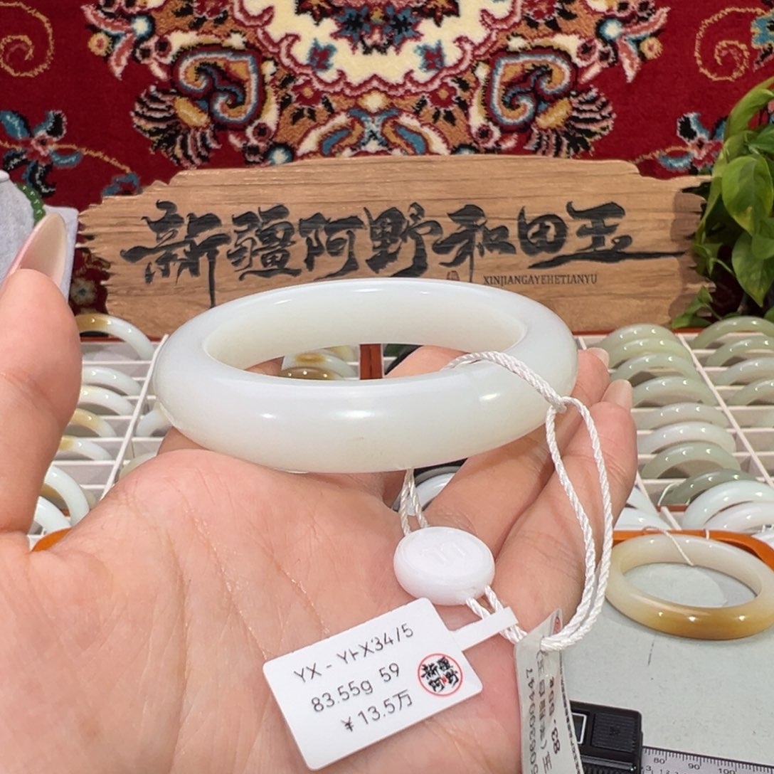 未镶嵌手镯和田玉优雅羊脂白玉手镯 细柔光带皮