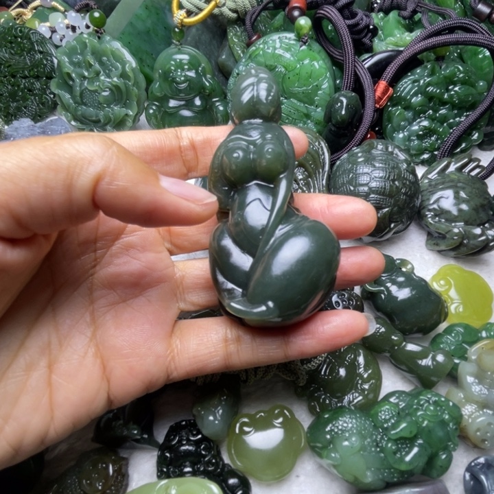 大***仔和田玉未镶嵌颈饰