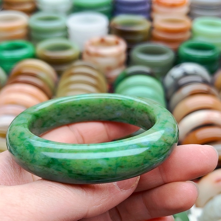 未镶嵌手镯（圆镯）石英质玉