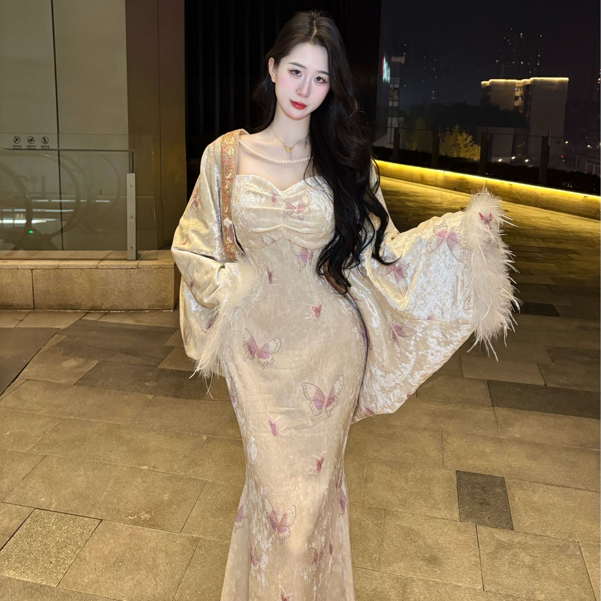 LHMknk1画报夫人高级刺绣丝绒温柔优雅吊带连衣裙 吊带梦玉蝶