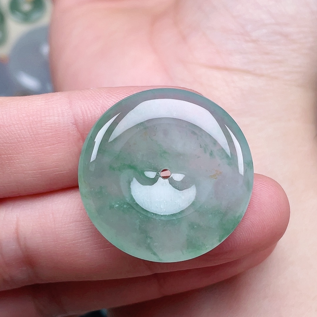 翡翠未镶嵌颈饰平安扣