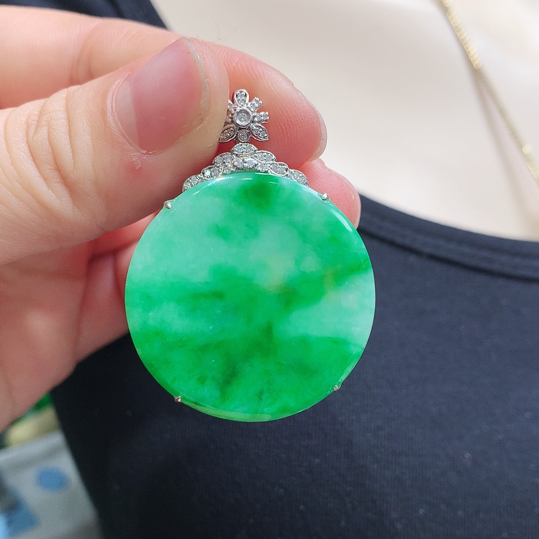 翡翠颈饰18K金镶嵌圆牌