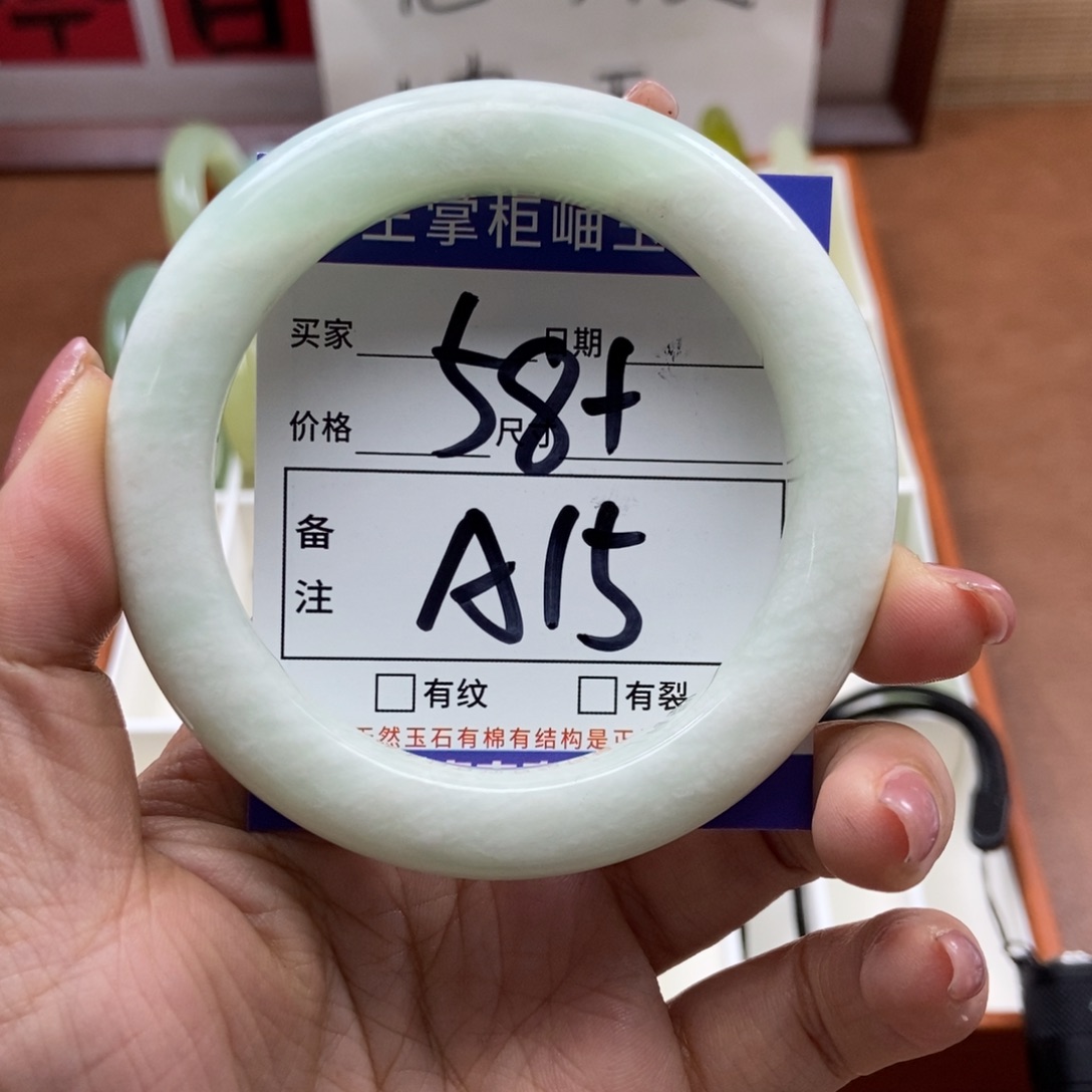 岫玉手镯手镯未镶嵌