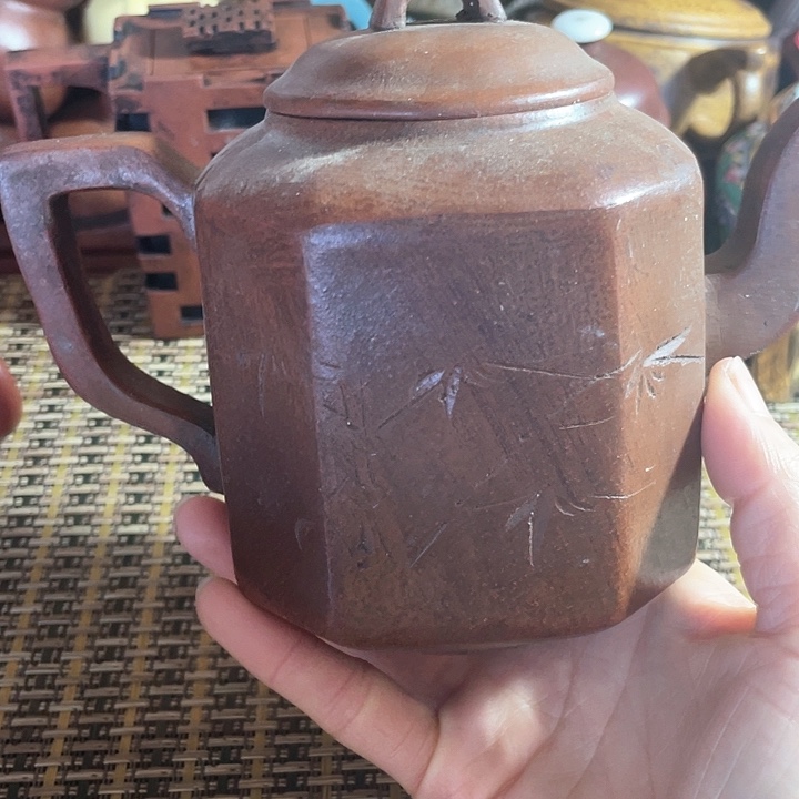 紫砂茶壶原矿泥料手工制作紫砂壶。