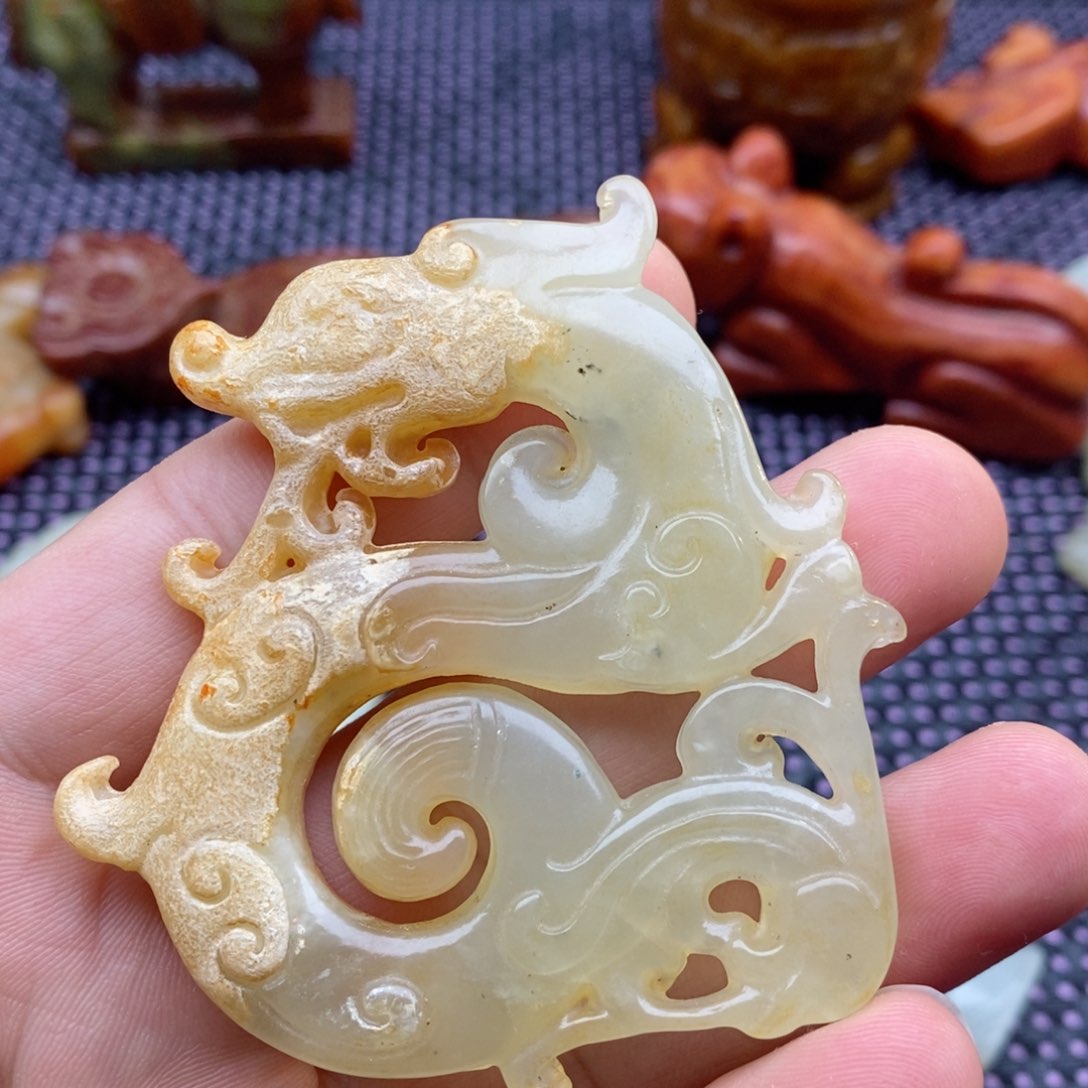 蛇纹石玉颈饰未镶嵌