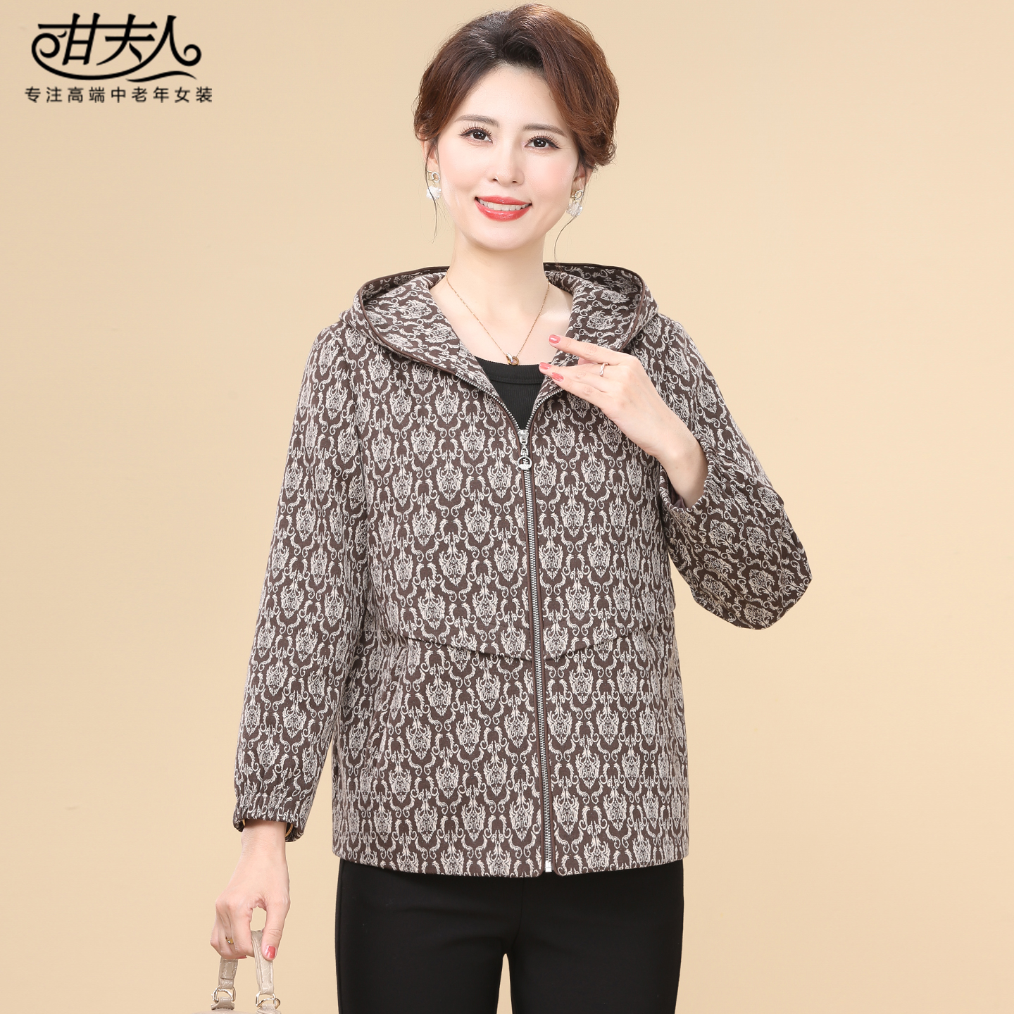 中老年人春秋2025新款外套女大码妈妈装洋气连帽休闲外套风衣夹克