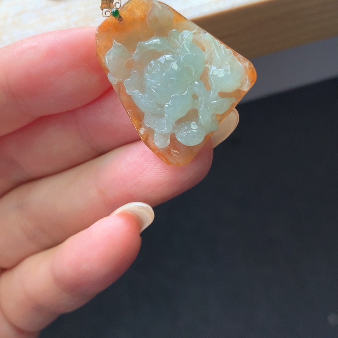 翡翠18K金镶嵌颈饰吊坠