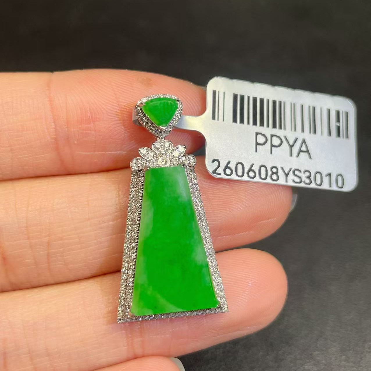 18k金镶嵌缅甸A货翡翠(不含链)