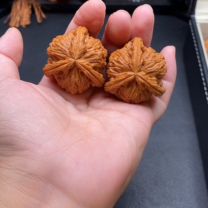 鏹***文玩核桃把件白奔