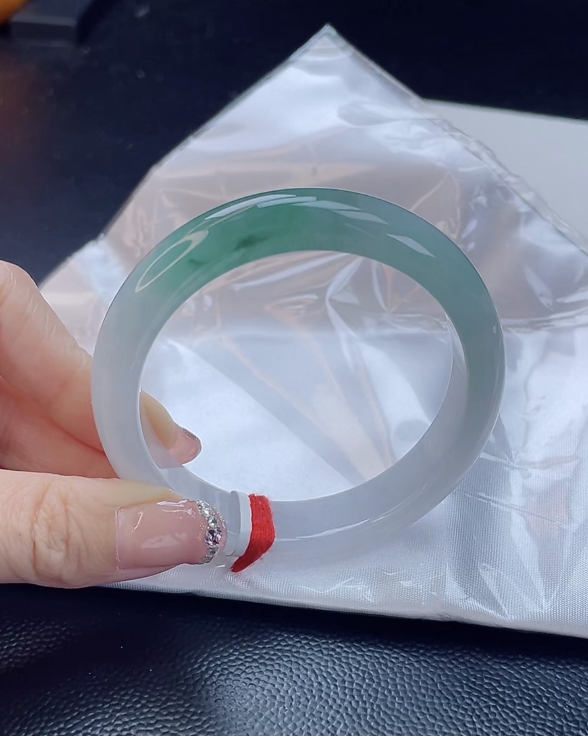 翡翠手镯未镶嵌翡翠