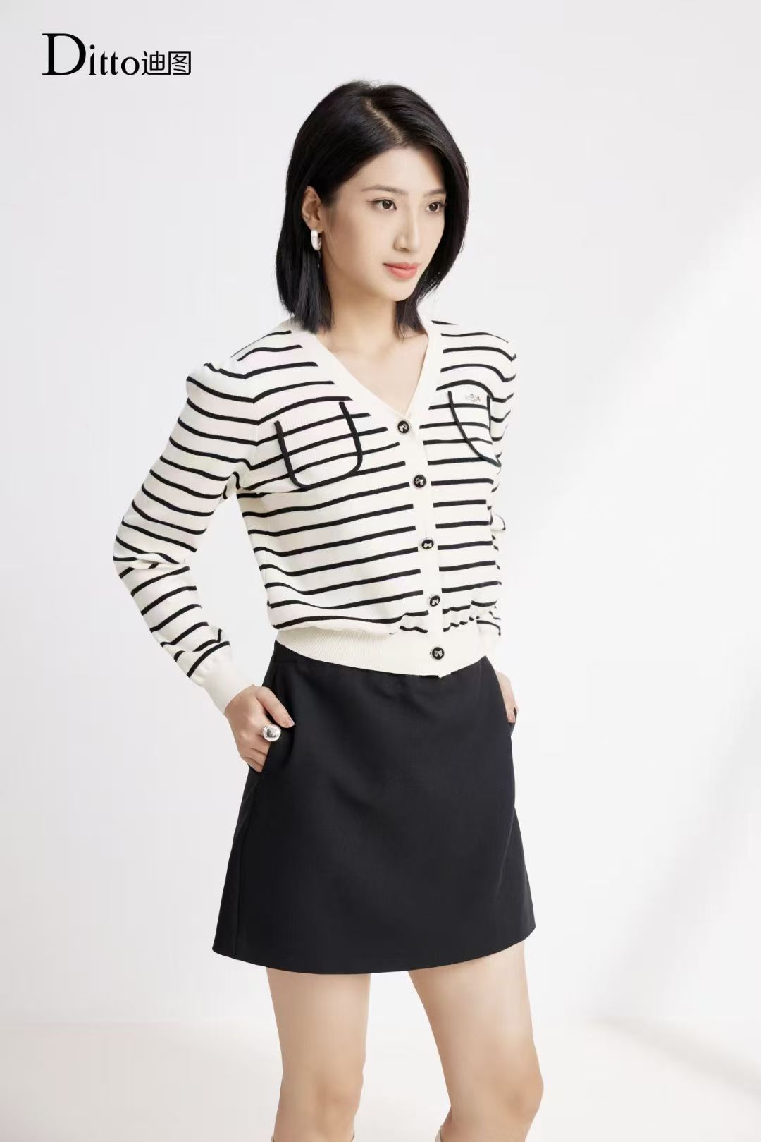 Ditto/迪图752百搭时尚短款V领针织女秋季条纹法式毛针织衫连帽