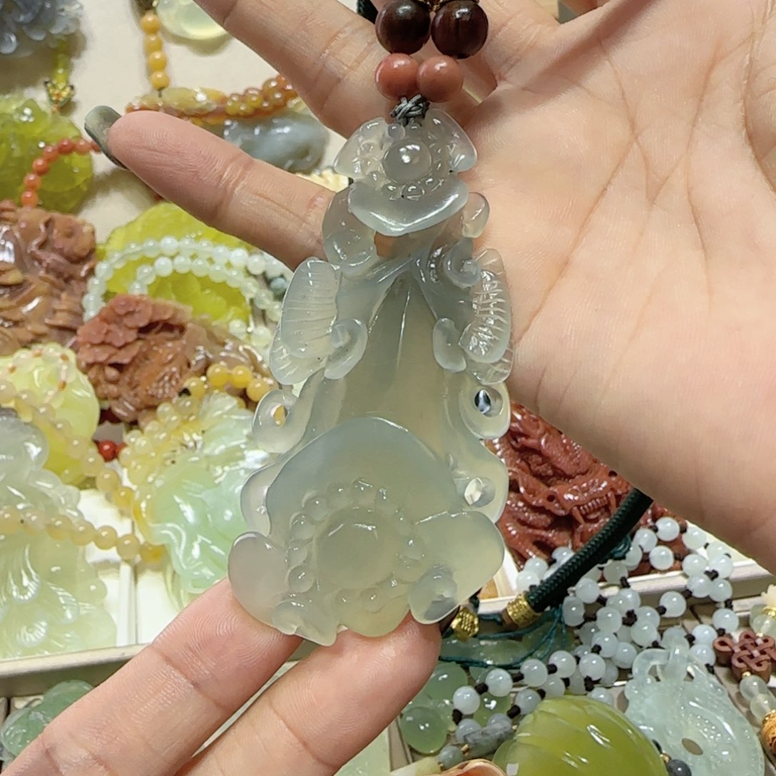 未镶嵌蛇纹石玉吊坠