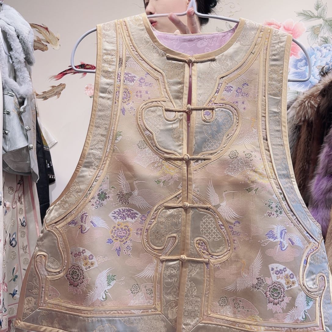 四季通穿款圆领如意芽头对开金色宋锦马甲