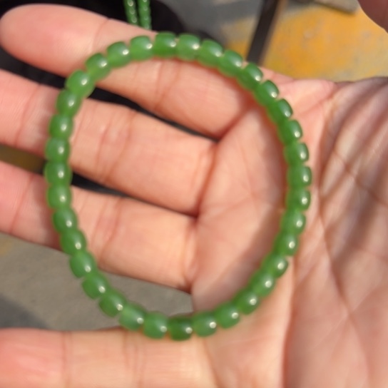 和田玉手链未镶嵌俄罗斯乌兰海冰苹果绿卡6x5无黑点