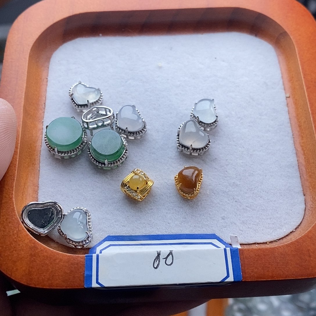 翡翠颈饰未镶嵌潘多88一个