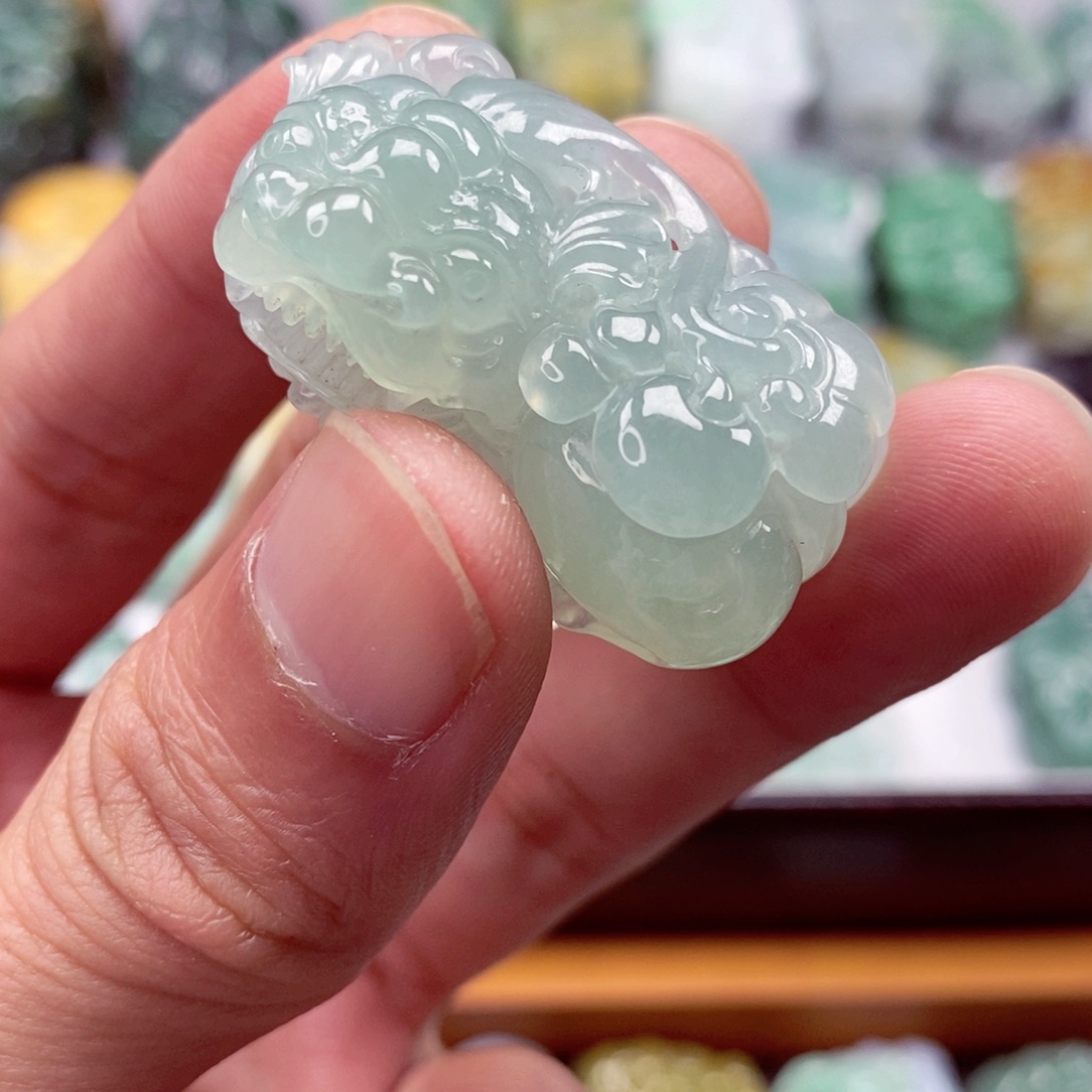 翡翠颈饰未镶嵌坚*住翡翠