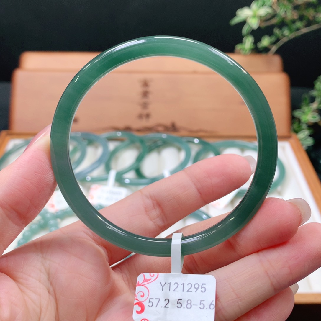 翡翠手镯未镶嵌天然