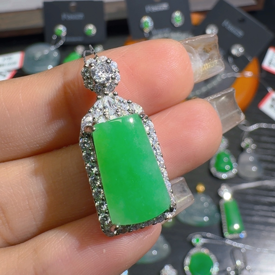 深***类翡翠未镶嵌吊坠(不含链)