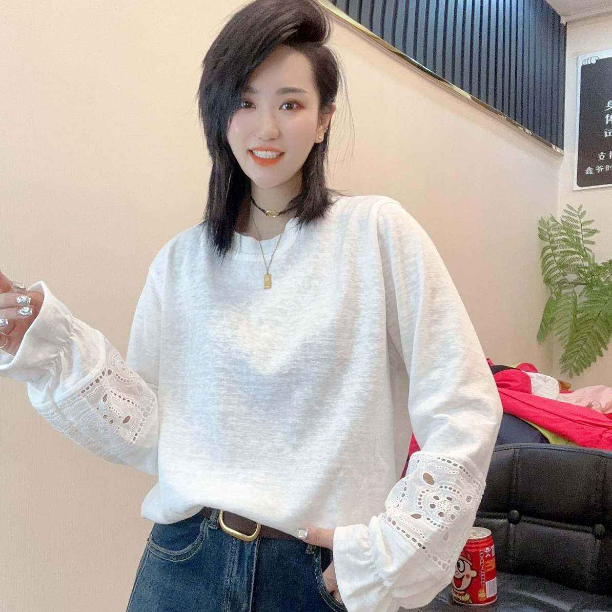 【品质】设计感显瘦长袖T恤绣花镂空女秋季新款内搭上衣9618