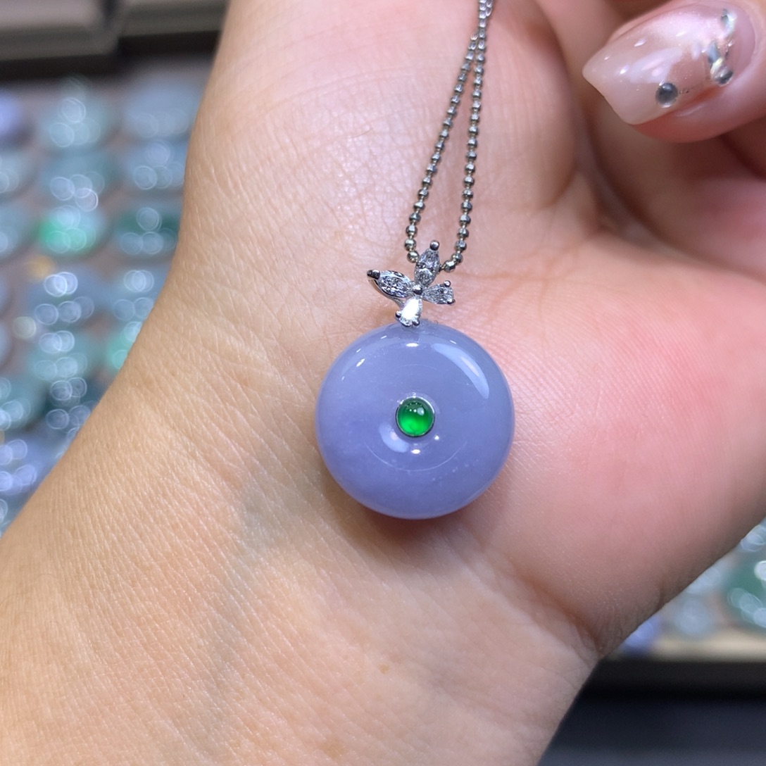 翡翠18K金镶嵌颈饰平安扣