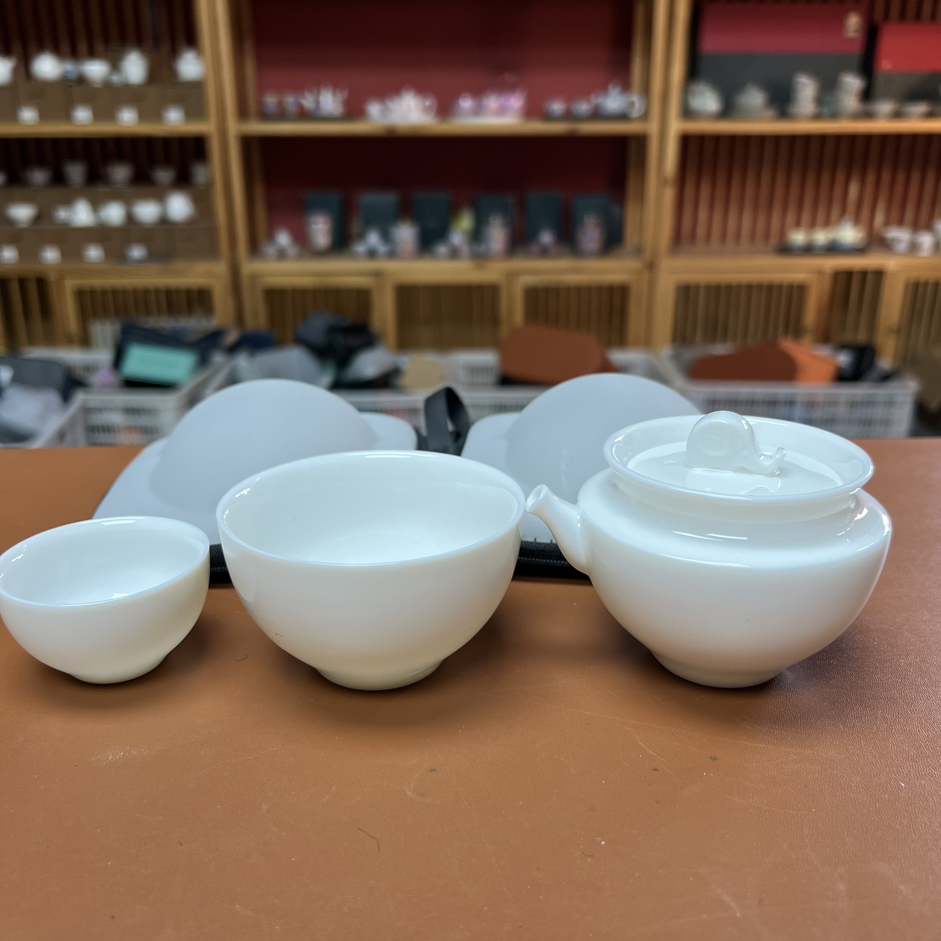   D1800高温羊脂玉白瓷吉祥如意一壶两杯旅行茶具