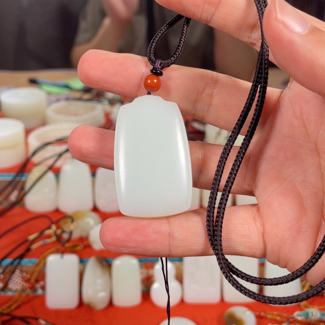 咔***和田玉未镶嵌颈饰