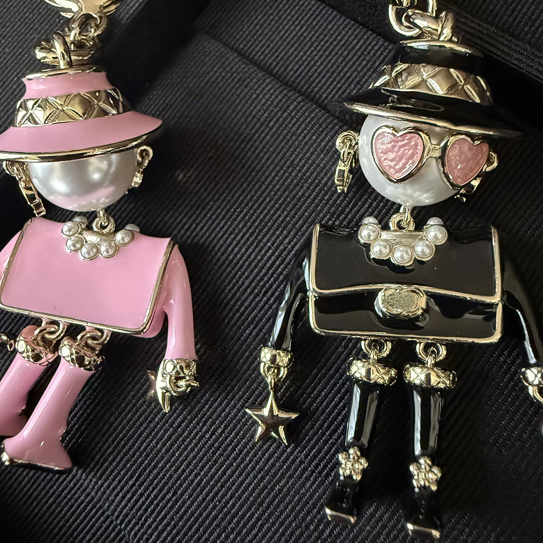 25新款珐琅机器人钥匙扣机器人挂件包包扣珍珠小饰品粉色