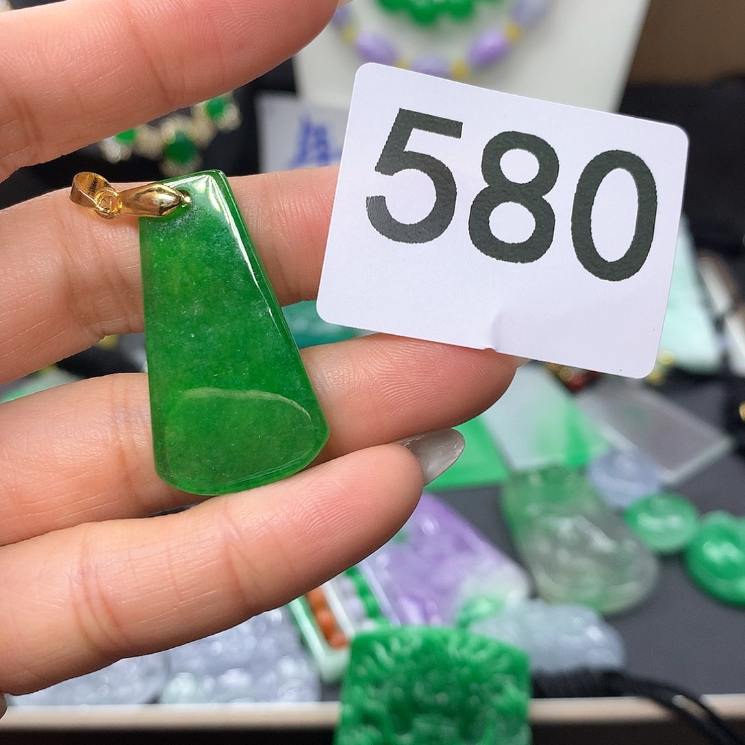 翡翠颈饰未镶嵌翡翠