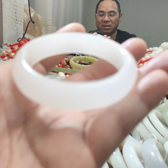 高***雅和田玉未镶嵌手镯