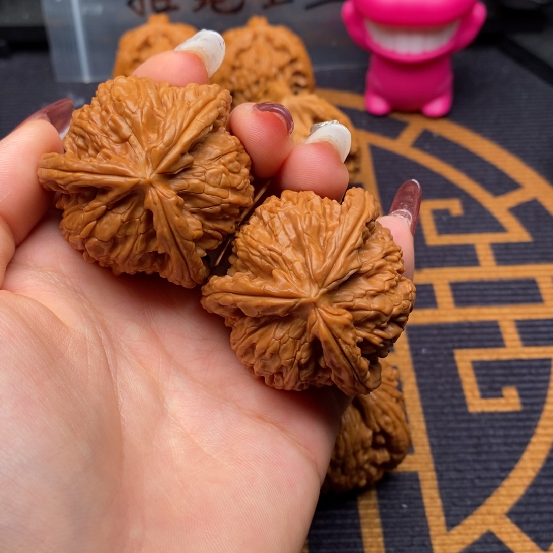 文玩核桃吊坠看****手白狮子