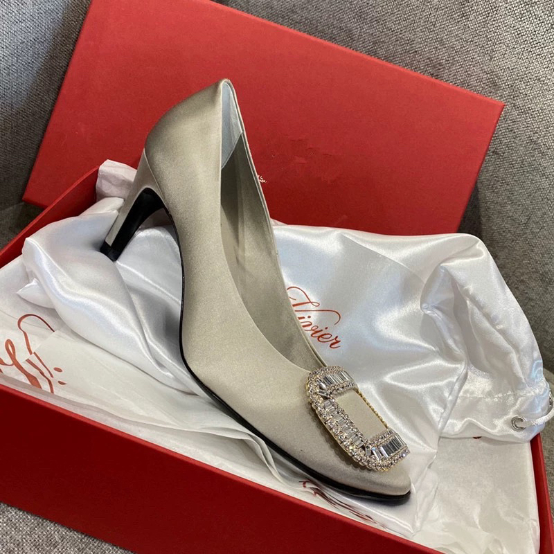 2025新rv圆头高跟鞋细跟伴娘婚鞋丝绸缎中跟浅口方扣水钻单鞋女